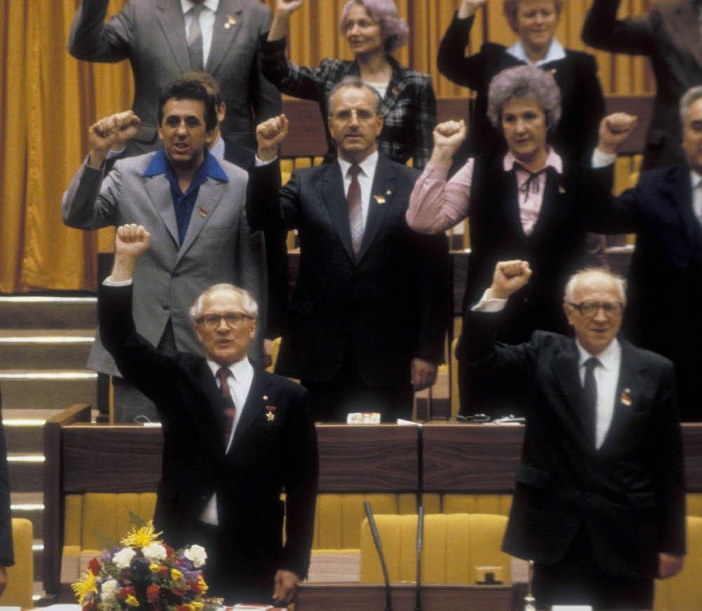 „Wacht auf, Verdammte dieser Erde ... “ So beginnt die „Internationale“, die zu Zeiten des Sozialismus ein Kampflied der Arbeiterklasse vieler Länder war und bei Veranstaltung, hier beim X. Parteitag der SED 1981 in Berlin, gern gesungen wurde.