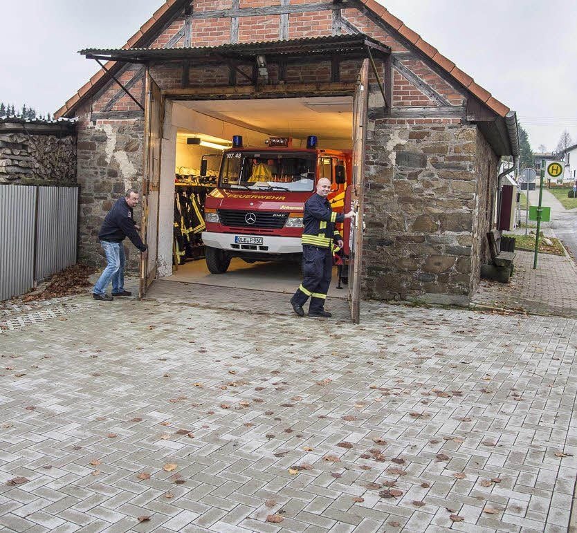 Der Zufahrtsbereich zur Garage ist jetzt gepflastert.