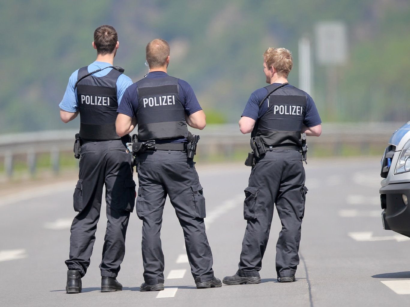 Polizeibeamte an einer abgesperrten Straße. Die Frage der Personalstärke bei der Polizei spaltet die Koalition von CDU und SPD in Sachsen-Anhalt.