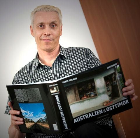 Musiker Farin Urlaub hält in Berlin bei der Buchvorstellung seines Fotobuchs «Australien und Osttimor» ein Exemplar in den Händen. (FOTO: DAPD)