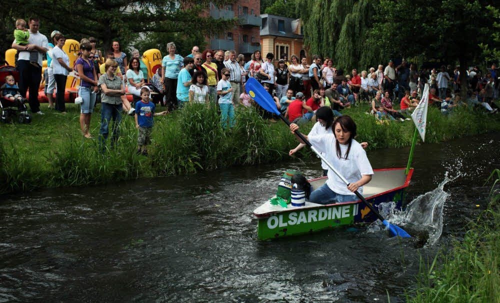 Pfingsten 2009: Hunderte kamen an die Rossel die wackeren Badewannenkapitäne zu sehen.