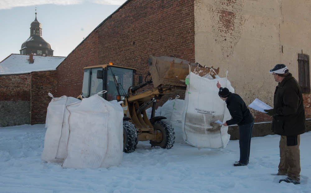 Vor dem Tauwetter wurde noch Material gesammelt: Mehr als 60 mit Schnee gefüllter Big-Bags wurden aus ganz Harzgerode zusammengefahren und anschließend unter Regie von Ortsbürgermeister Marcus Weise und Stellvertreter Ingolf Henneberg (r.) an den Bau-Standorten verteilt.