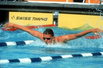 Der deutsche Schmetterlingsschwimmer Michael Groß im 200-m-Finale der Olympischen Sommerspiele in Los Angeles, USA, im USC-Stadion unterwegs zum Gewinn der Silbermedaille (Archivfoto vom 03.08.1984). Der frühere Weltklasseschwimmer Michael Groß hat seine Nachfolger eindringlich vor dem Abgleiten ins sportliche Abseits gewarnt und zur «Rückkehr zu den Ursprüngen» aufgefordert. Der dreifache Olympiasieger und fünfmalige Weltmeister aus Frankfurt/Main sieht seinen Sport angesichts von Anzug-Diskussion und Rekordflut vor dem Untergang. (FOTO: DPA)