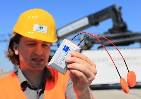 Der Wissenschaftler Matthias Kempe hält eine Sonde mit hochmoderner Ortungstechnologie im Hanse-Terminal im Hafen in Magdeburg in der Hand. Die Logistik-Plattform des europäischen Satellitensystems Galileo wurde hier gestartet. (FOTO: DPA)