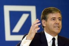 «Die Deutsche Bankist heute eine andere Bank, als sie es noch vor zwei Jahren war. Wirhaben den Sprung in eine andere Liga geschafft», sagteVorstandssprecher Josef Ackermann am Donnerstag bei Vorlage dervorläufigen Jahresbilanz in Frankfurt. (Foto: dpa)