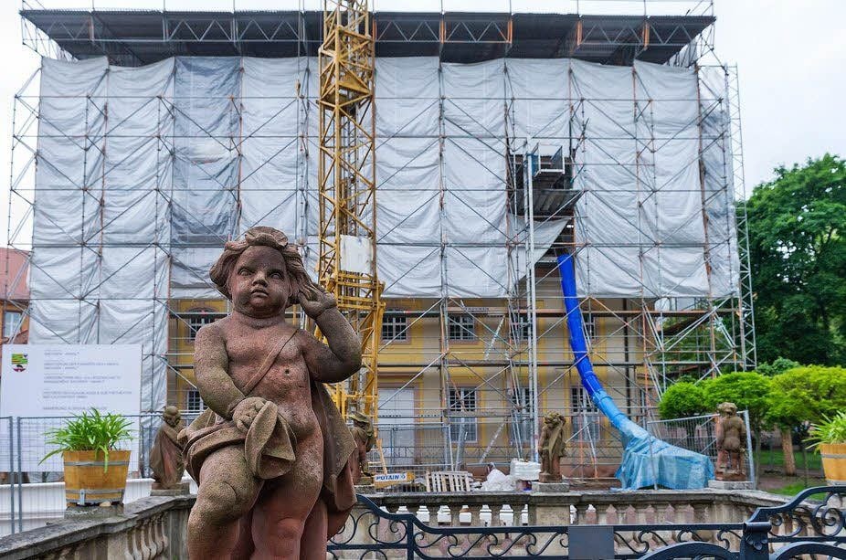 Seit vergangenem Jahr ist der Bad Lauchstädter Kursaal komplett eingerüstet.