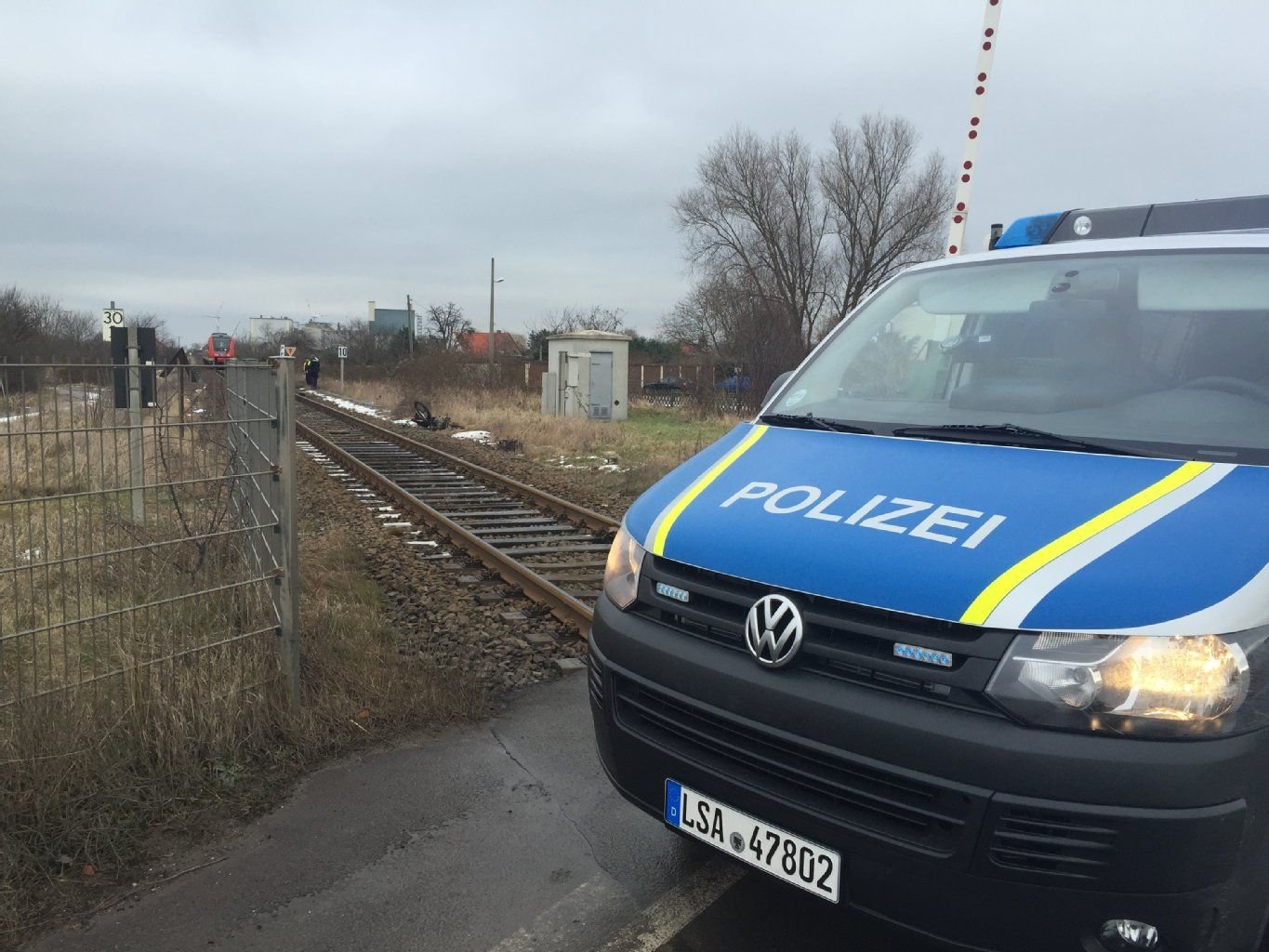 Die Bahnstrecke wurde nach dem Zusammenstoß gesperrt.