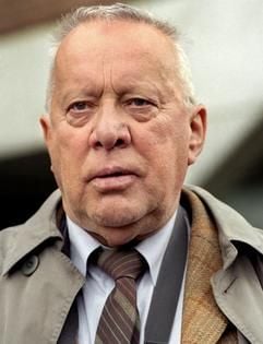 Das Archivbild vom 25.05.1998 zeigt Schauspieler Heinz Baumann, aufgenommen in Hamburg. Am Mittwoch (12.02.2003) feiert Baumann seinen 75. Geburtstag. Für sein erstes Engagement musste Baumann sogar die Bundesrepublik verlassen und in die damalige DDR übersiedeln. 1960 gab der Schauspieler mit "Das Spukschloss im Spessart" sein Spielfilmdebüt. Für seine Rolle als Hauptkommissar Strobel in der ARD-Serie "Adelheid und ihre Mörder" wurde Baumann vor einem Jahr mit dem "Blauen Panther", dem Bayerischen Fernsehpreis, ausgezeichnet. (Foto: dpa)