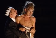 Herzhaft umklammert König Gunther (Joachim Krol) in Dieter Wedels Inszenierung «Die Nibelungen» in Worms seine Geliebte Brunhild (Wiebke Puls). (Foto: dpa)