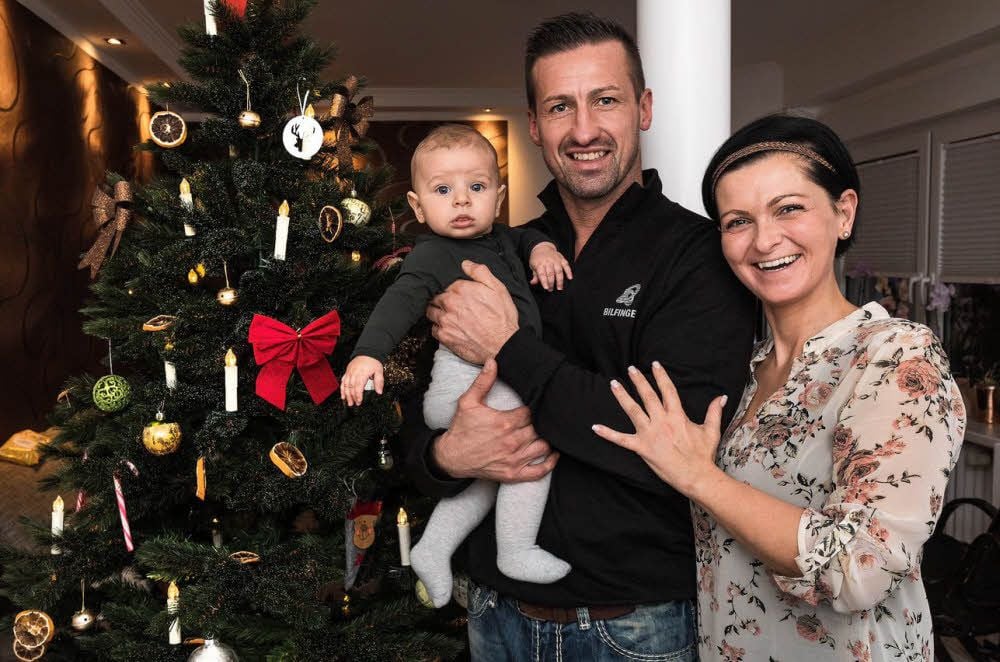 Baby Theo ist inzwischen sechs Monate alt und bekommt von seinen Eltern Marko und Doreen ein passendes Weihnachtsgeschenk.