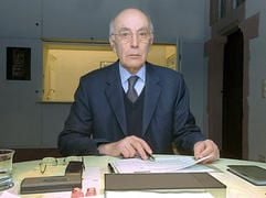 Der ehemalige Bundeswirtschaftsminister und Vorstandsvorsitzende der Dresdner Bank, Hans Friderichs, sitzt in seinem Mainzer Büro. (Foto: dpa)