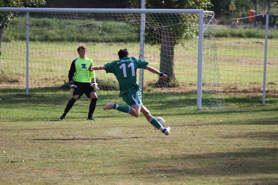 Michel Marquardt taucht allein vor FC-Ersatz-Keeper Ben Purrucker auf.