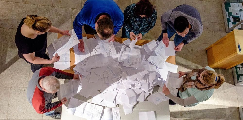 In der Gräfenhainichener Paul-Gerhardt-Kapelle mussten knapp 1000 Stimmzettel ausgezählt werden.