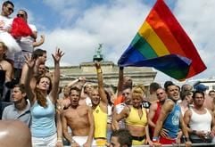 Ausgelassen feiern Schwule und Lesben während der diesjährigen Schwulen-Parade zum Christopher Street Day am 26. Juni 2004 vor dem Brandenburger Tor in Berlin. (Foto: dpa)