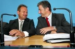 Klaus Wowereit (r) und der Verdi-Vorsitzende Frank Bsirske (l). (Foto: dpa)