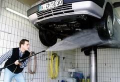 Autos im Frühling gründlich von Salzresten reinigen. (Foto: dpa)