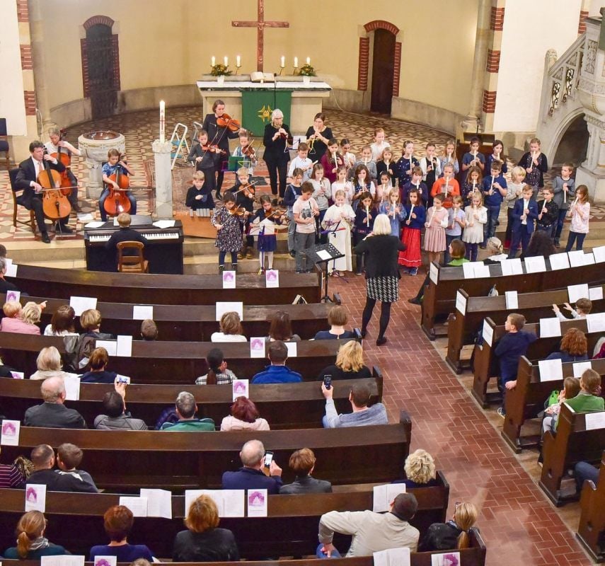 Die 20. Geburtstagsfeier für die evangelische Grundschule Schillerstraße wurde mit einem Gottesdienst in der Petruskirche eröffnet. Sehr beeindruckend war das Flötenspiel von Grundschülern, die unter anderem einen Kanon des Komponisten Pachebel anstimmten. 50 Musikern waren beteiligt.