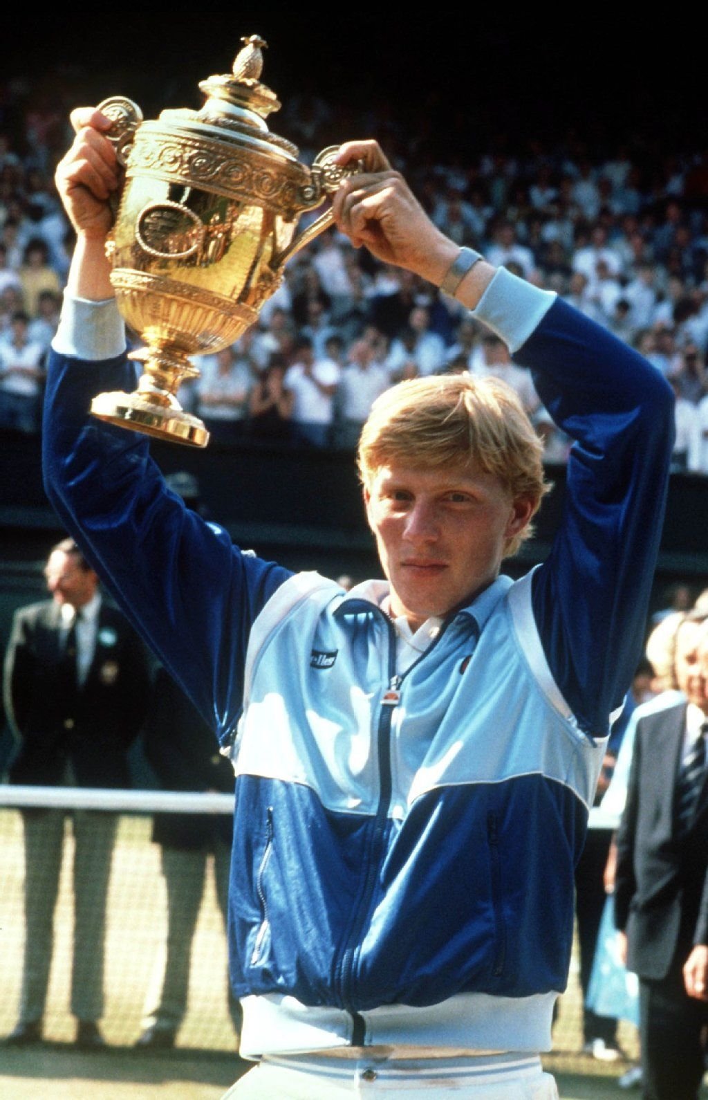 Boris Becker mit dem Wimbledon-Pokal.