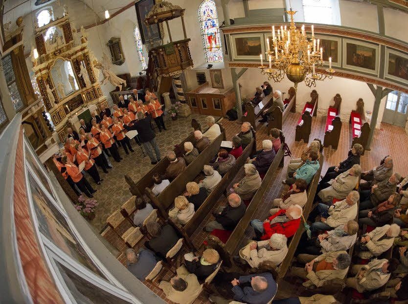 Der Singekreis Meisdorf unter Leitung von Helmut Cieplik gestaltete die musikalische Umrahmung der Ausstellungseröffnung in der Kirche. Die Sängerinnen und Sänger präsentierten ein Frühlingskonzert.