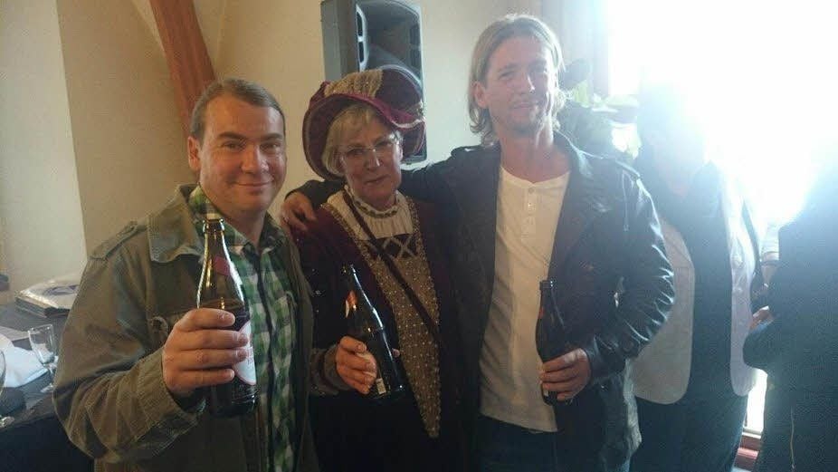Oberbürgermeisterin Jutta Fischer hatte zwei Flaschen Sternburger Bier für die Komiker des Duos Elsterglanz dabei.