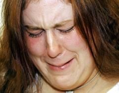 Die wegen Mordes angeklagte Claudia S. sitzt am Mittwoch (13.07.2005) weinend in einem Gerichtssaal im Frankenthaler Landgericht. (Foto: dpa)