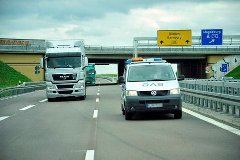 Das Bundesamt für Güterverkehr (BAG) wird ab 1. August 2012 Lkw-Fahrer auf der Bundesstraße 6 im Raum Bernburg kontrollieren. (FOTO: ENGELBERT PÜLICHER)