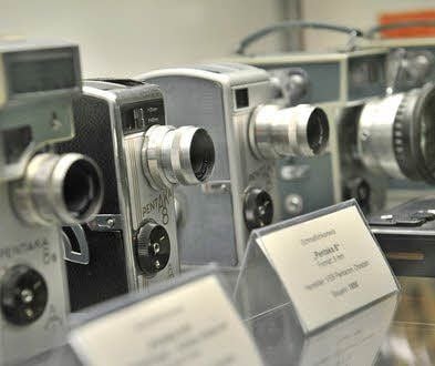 Im Industrie- und Filmmuseum Wolfen dürfen Kinder Dias bemalen.