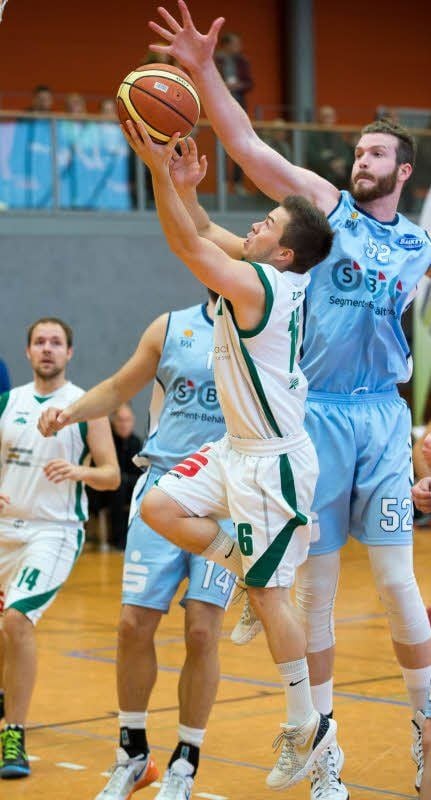1,73 Meter gegen 2,14 Meter: Daniel Pollrich zieht gegen Wolmirstedts Andrew McCarthy zum Korb.