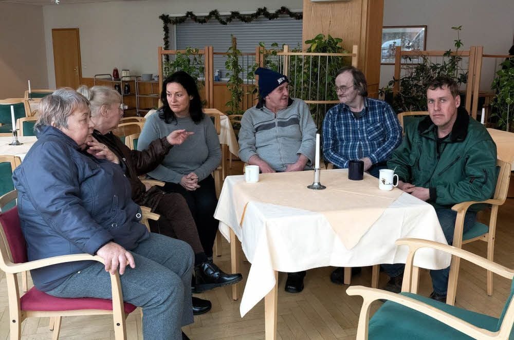 Pflegeheim-Chefin Kathrin Damm (3.v.l.) sitzt mit einigen Bewohnern des Brandhauses im ASB-Speisesaal. Dort kamen bis zu 80 Menschen unter.