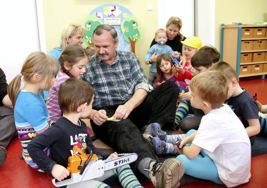 Die Kinder im „Zwergenland“ nennen ihn „Ralf“. Und sie mögen den Mann, der ihr Spielzeug repariert.