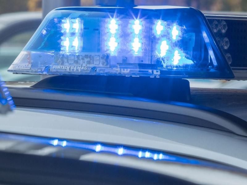 Ein leuchtendes Blaulicht auf dem Dach eines Funkstreifenwagens der Polizei. Foto: J.Büttner/Archiv