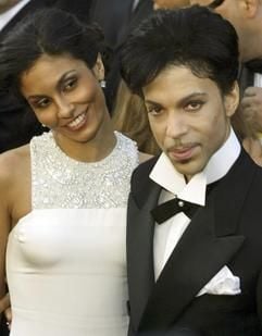 Der amerikanische Sänger Prince und seine Frau Manuela Testolini. Der 48-Jährige lässt sich nach fünfjähriger Ehe von seiner zweiten Ehefrau scheiden (Archivfoto vom 28. Februar 2005). (Foto: dpa)
