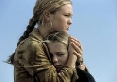 Julia Stiles als Carolina Mirabeau und Mika Boorem als Maine Mirabeau in der romantischen Komödie "Carolina" von Marleen Gorris. Um ihrer chaotischen und exzentrischen Familie zu entkommen, will die junge Carolina sich den Mann fürs Leben suchen. (Foto: www.cinema.msn.de)