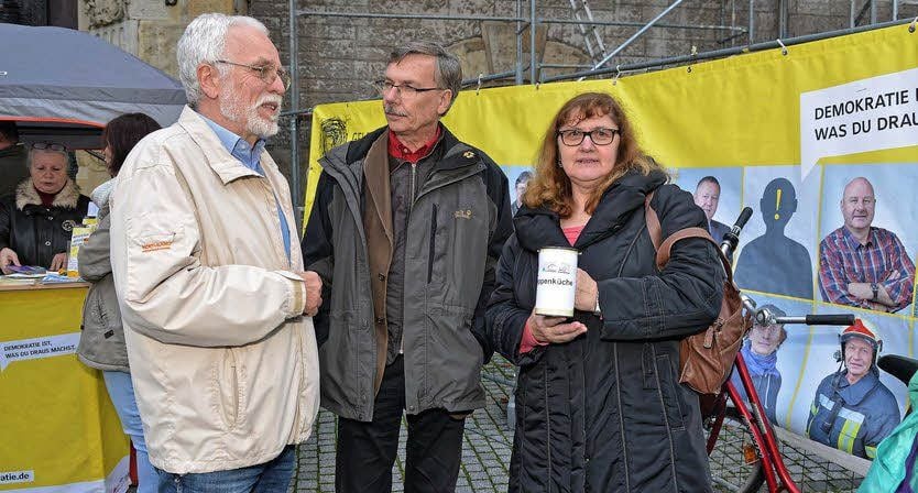 Spendensammlung für die Suppenküche: Die Pfarrer i.R. Dietrich Bungeroth und Manfred Seifert mit Marlies Hartmann, Leiterin Stadtmission, freuen sich über einen Erlös von 86,10 Euro.
