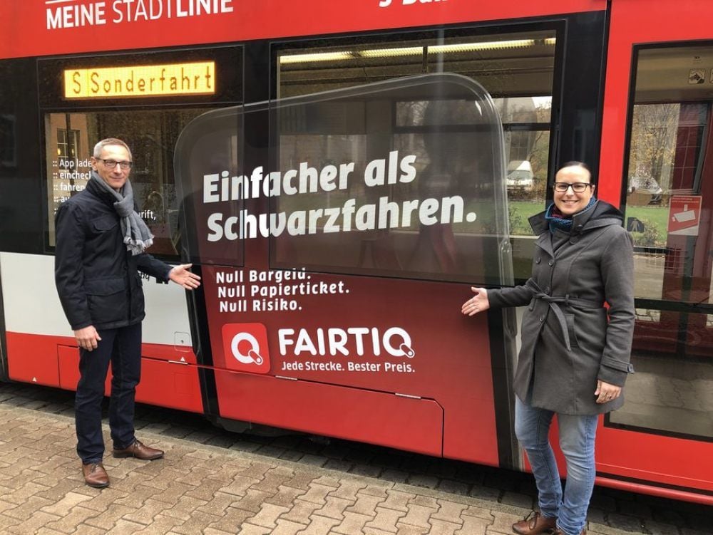 Havag-Chef Vinzenz Schwarz und App-Entwicklerin Martina Hänzi vor der Tram, die seit heute mit Werbung für „Fairtiq“ fährt.