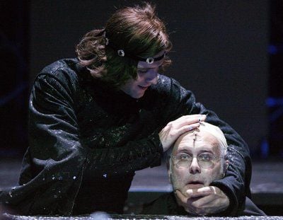 Der Entertainer Harald Schmidt (r) probt in der Rolle des Polonius (Geist von Hamlets Vater) im Schauspielhaus in Stuttgart zusammen mit Benjamin Grüter (l) in der Rolle des Hamlet für ein Hamlet-Musical. (Foto: dpa)