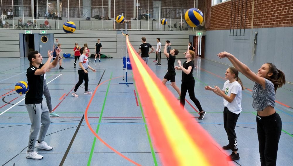 Die Volleyball-Profis trainieren mit den Gymnasiasten in Landsberg.