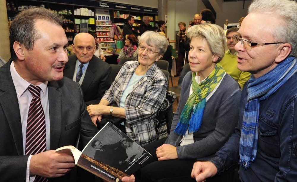 Buchautor und Verleger Michael Schuster (von links) im Gespräch mit seinen Zuhörern Wolfgang Damisch, Annemarie Damisch, Silvia Meyer und Lutz Meyer.