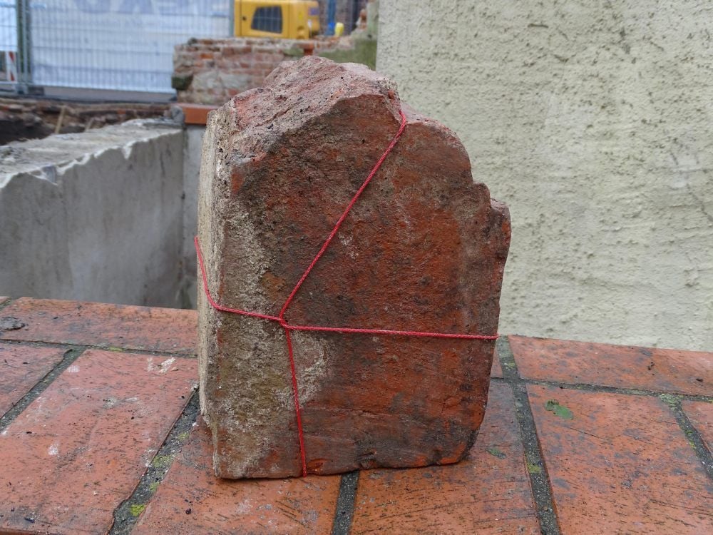 Ein gefundener, aufwendig bearbeiteter Formstein. Sein ursprünglicher Ort ist unklar.