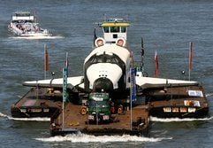 Die russische Raumfähre «Buran» wird am Montag von einem Schubschiff bei Wesel über den Rhein transportiert. (Foto: dpa)
