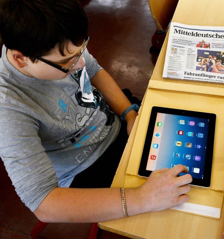 Eric Schneibel testet am Dienstag das iPad, das er, wie seine Mitschüler auch, nun zwei Wochen lang nutzen kann.