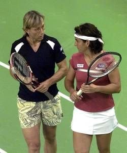 Martina Navratilova (l) aus den USA spielt am Mittwoch (10.10.2001) in ihrem Doppel mit Arantxa Sanchez-Vikario(r) aus Spanien beim Porsche Tennis Grand Prix in Filderstadt gegen Martina Hingis aus der Schweiz und Anna Kournikowa aus Russland auf. Martina Navratilova spielt nach sieben Jahren wieder in Filderstadt.