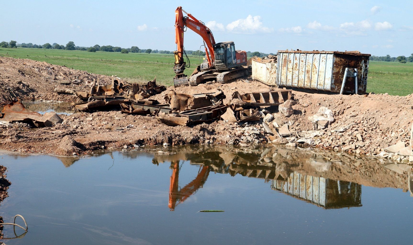 Mitarbeiter einer Magdeburger Abbruchfirma haben die Schiffe, die bei Fischbeck während des Hochwassers versenkt wurden, um einen Deichbruch zu verschließen, zerlegt, um den Abtransport vorzubereiten.