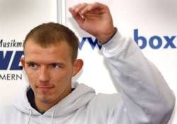 Der Schweriner Profiboxer Jürgen Brähmer winkt am Mittwoch (09.10.2002) während eines öffentlichen Trainings in einem Schweriner Einkaufszentrum seinen Anhängern zu. Nach Zahlung einer Kaution in sechsstelliger Höhe wurde der 24-jährige aus der Untersuchungshaft in Bützow entlassen und kann nun für den Universum-Boxstall zu dem für Samstag (12.10.2002) in Schwerin geplanten Kampf um den internationalen WBC-Titel im Supermittelgewicht gegen den Argentinier Omar Eduardo Gonzalez antreten. Der Junioren-Weltmeister von 1996 hatte nach einem Unfall einen Mann niedergeschlagen und war daraufhin inhaftiert worden. dpa/lmv