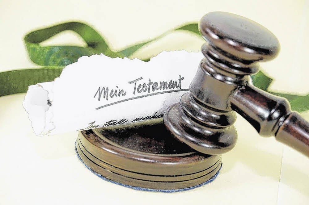Bezahlbar Die Gebühr für ein notarielles Testament ist abhängig vom vorhandenen Vermögen. So beträgt zum Beispiel die Gebühr für ein Einzeltestament bei 50 000 Euro Nettovermögen rund 132 Euro zuzüglich Mehrwertsteuer und Auslagen. Vor allem für jung verheiratete Paare sollte die Notfallvorsorge ein wichtiges Thema sein, zumal die Beratung bei noch geringem Vermögen umso preiswerter ist. In der Regel wird mit einem notariellen Testament, das jederzeit geändert oder widerrufen werden kann, später der Erbschein gespart.