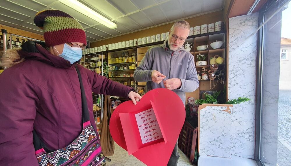 Die Weihnachtsgeschichte wird in Harzgerode in mehreren Schaufenstern auf kreative Weise erzählt - und dargestellt. Cord und Uta Exner dekorieren das der einstigen Bären-Drogerie. Der Rundgang startet an der Kirche, führt über die Mittel-, Ober- und Unterstraße und endet auf dem Marktplatz.