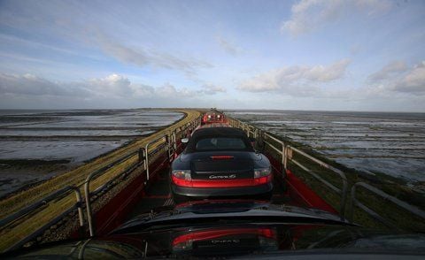 In der Morgendämmerung fährt ein Autozug über den Hindenburgdamm in Richtung Sylt. (FOTO: DPA)