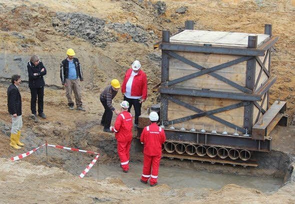 Archäologen und Transportmannschaft sprechen dafür alles noch einmal durch, ehe die Verladung beginnt.