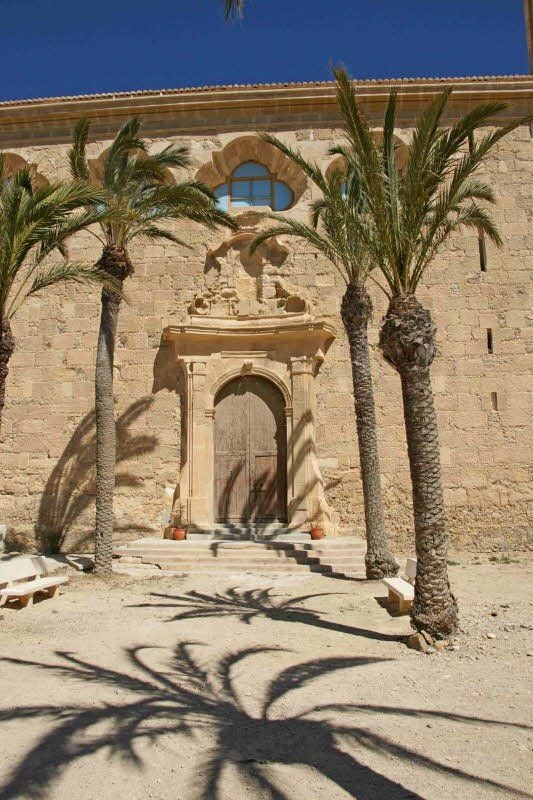 Ein stiller Garten an der kleinen Inselkirche Iglesia San-Pedro-y-Pablo.