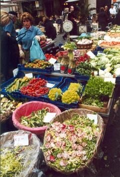 Frische Ware von den Marktfrauen - an den Ständen auf dem Campo di Fiori ist die Auswahl an Gemüse groß. (Foto: dpa)